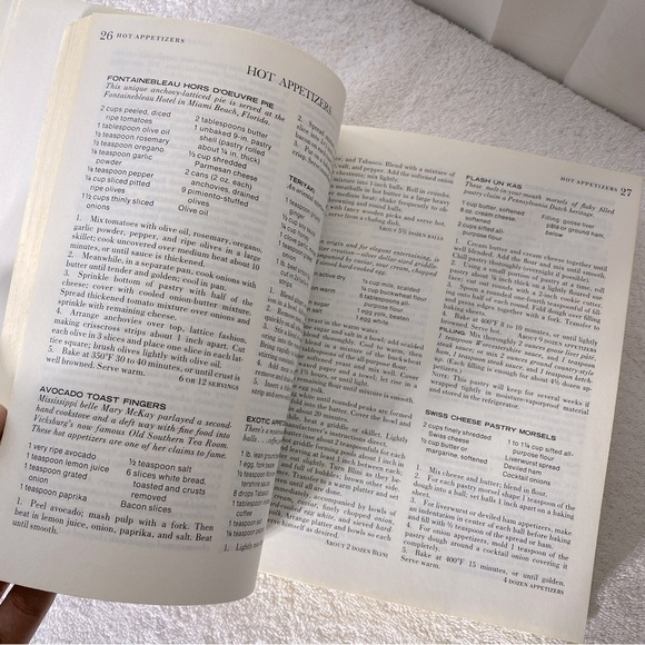 Vintage 1980’s Culinary Arts Institute Canadian Family Cookbook Hardcover - Picture 7 of 11